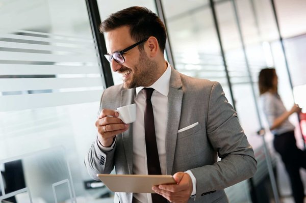 Peut-on être auto-entrepreneur et dirigeant d'une SASU en même temps ?